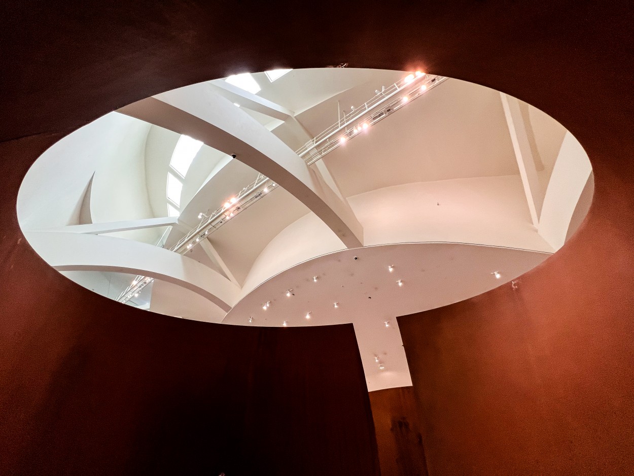 "Museo Guggenheim Bilbao por Dentro" de Luis Alberto Bellini
