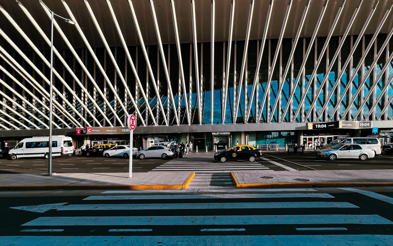 "Aeropuerto de Ezeiza" de Luis Alberto Bellini