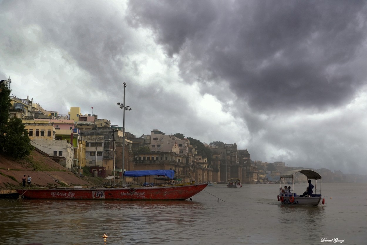 "Una pausa en la lluvia.../Varanasi/India" de Alberto Daniel Gangi