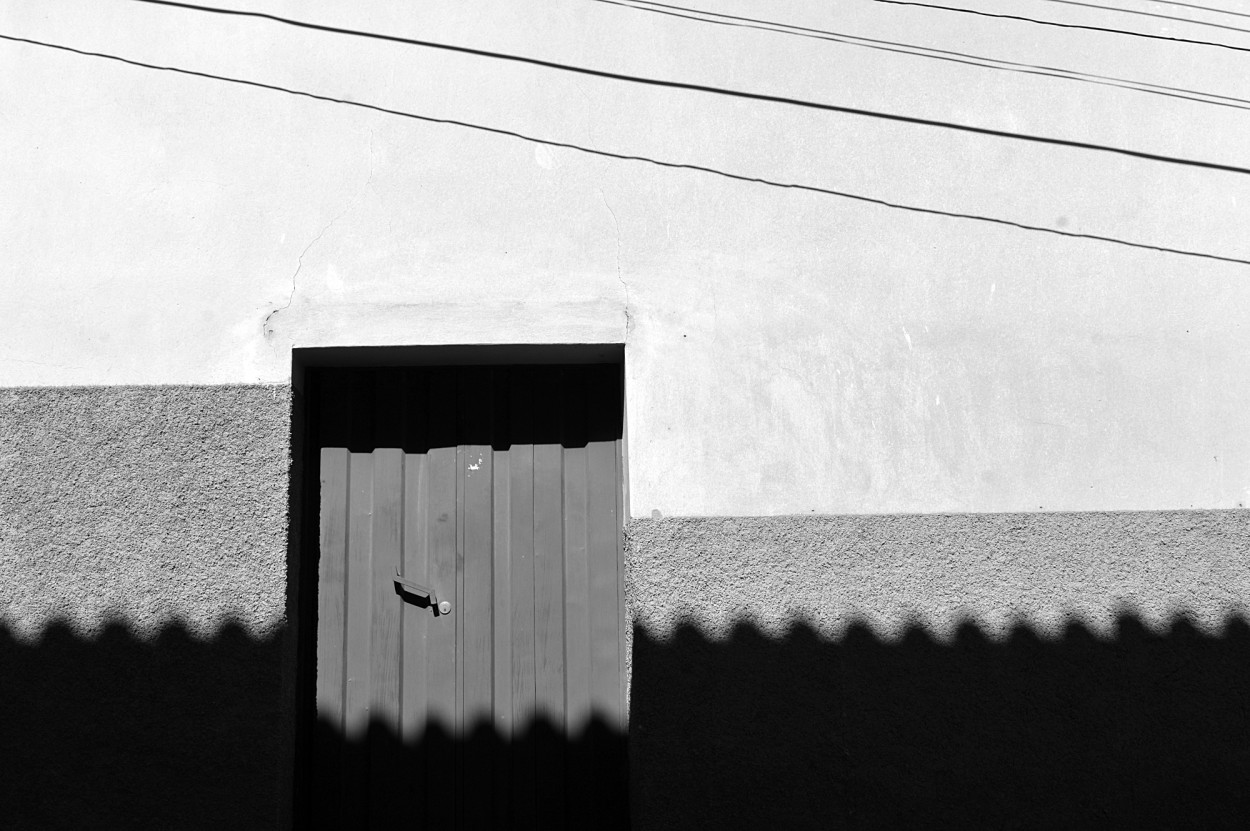"sombras y la puerta" de Marcos Pedro Escudero