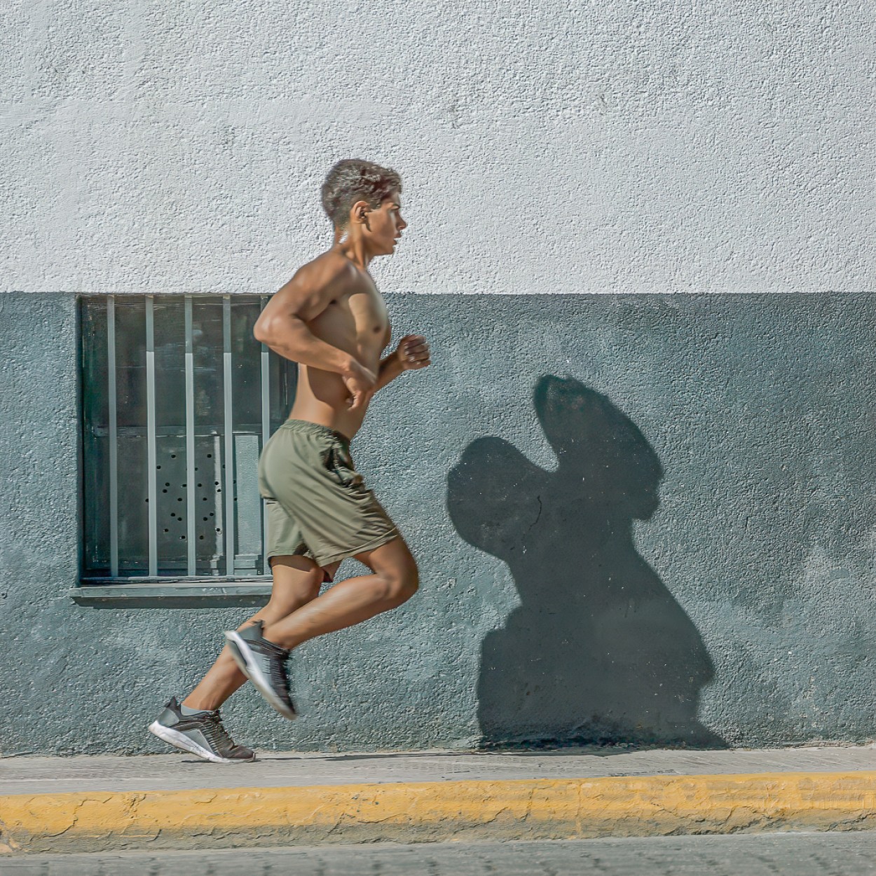 "Corriendo a la sombra" de Carlos Gianoli
