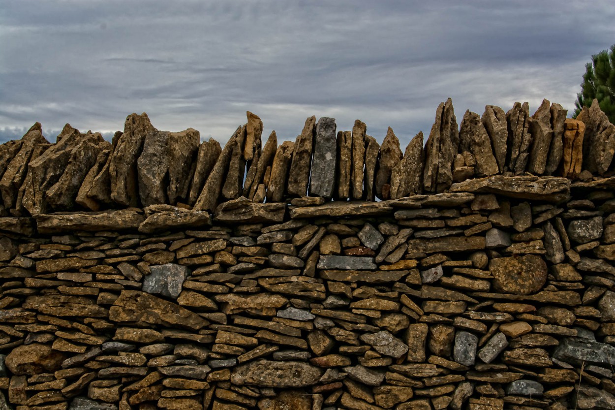 "Muro levantado con piedra seca." de Juan Beas