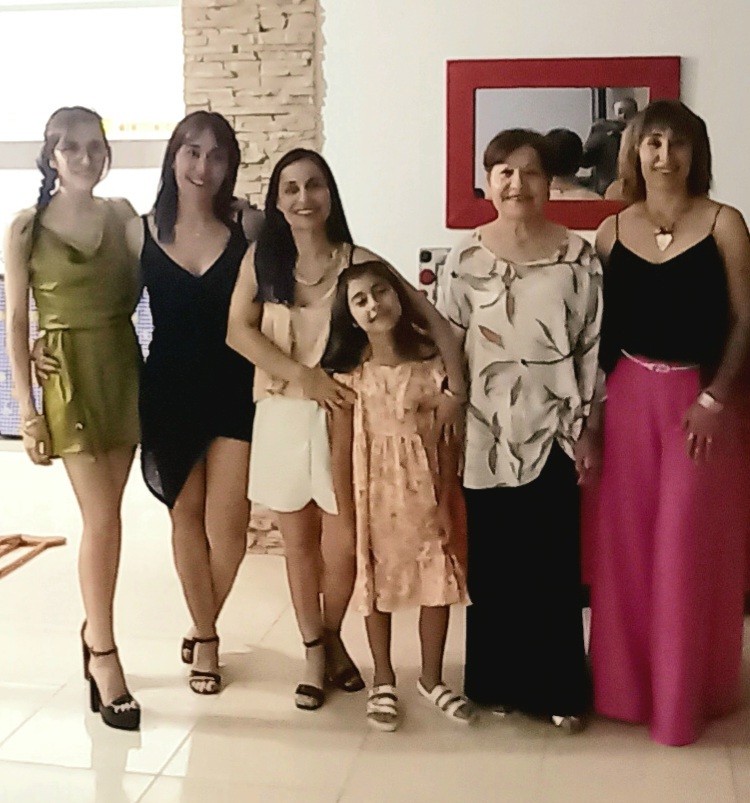 "Madre,,hija,hermana,sobrina, nieta.... MUJERES!!!" de Patricia Sallete