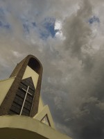 Entre el cielo y la iglesia