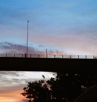 Ella a 50 metros solita. Puente Chaco-Corrientes