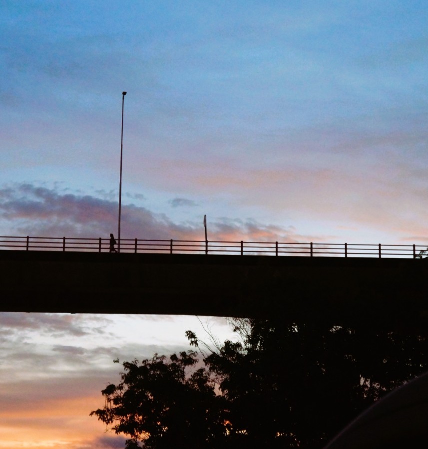 "Ella a 50 metros solita. Puente Chaco-Corrientes" de Ana Piris
