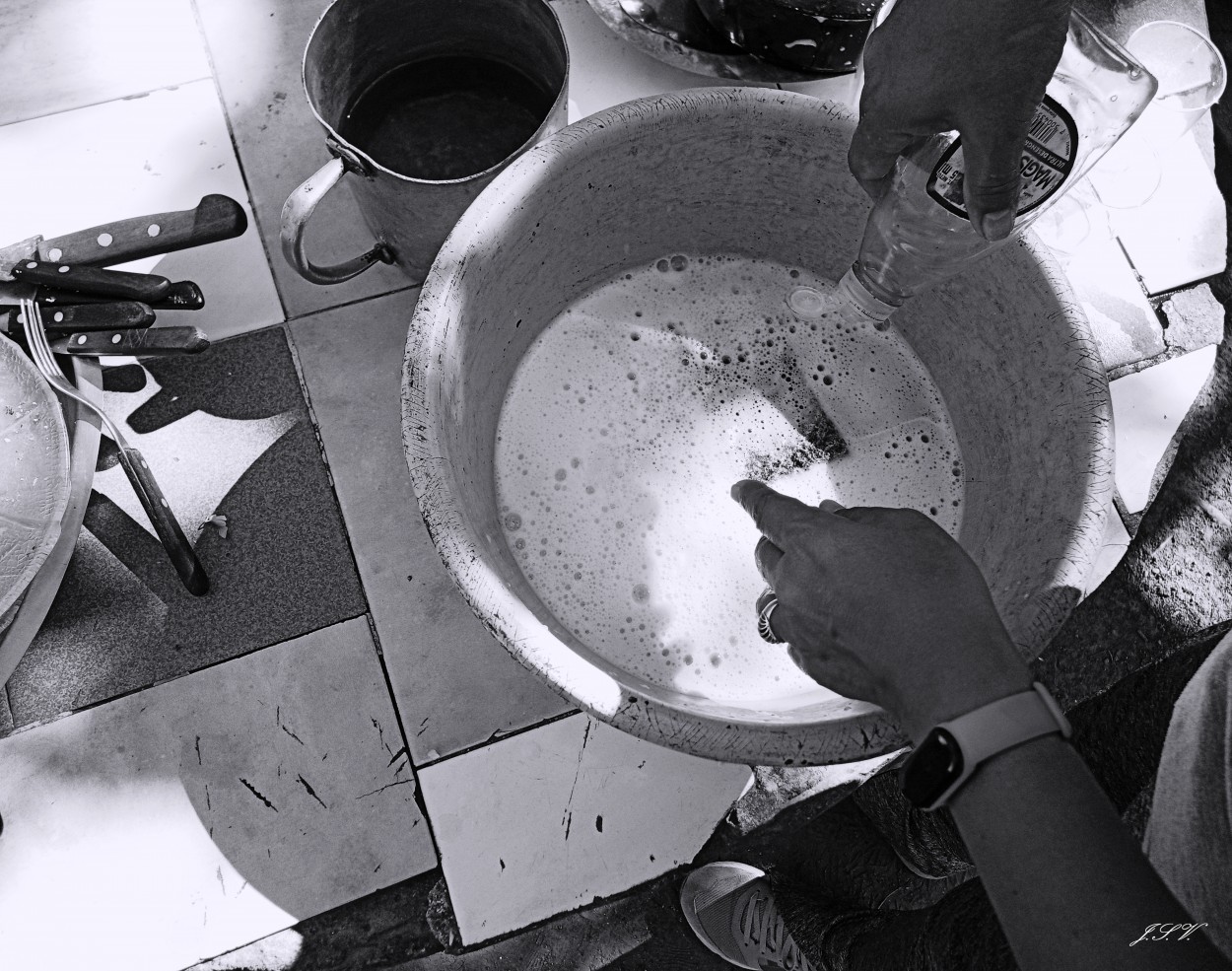 FotoRevista / Jorge Vargas / Acondicionando el lavaplatos