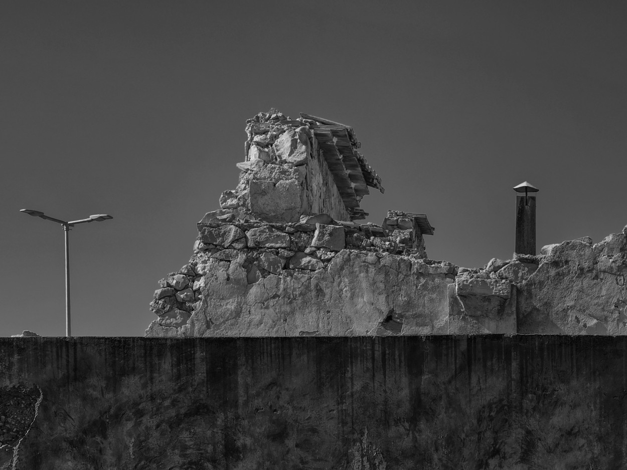 "Farola ,ruina y chimenea" de Francisco Jos Cerd Ortiz