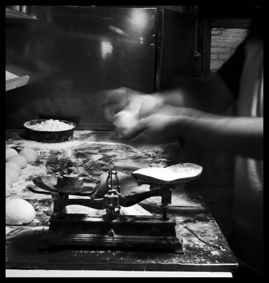 Foto 2/Elaborando Pizza en blanco y negro