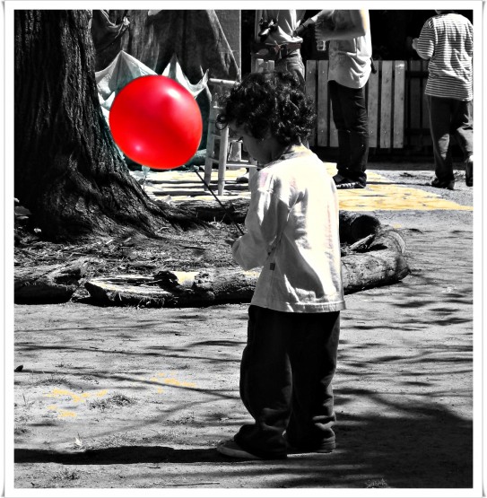 Foto 1/El nio del globo rojo