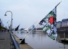 Puente y banderas