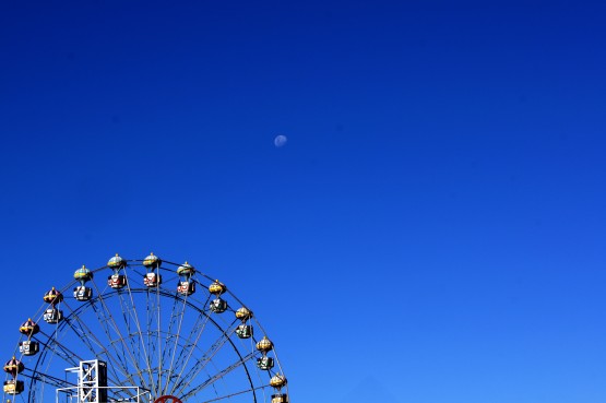 Foto 1/La Luna y el cielo azul