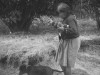 Mujer con perro y correa improvisada