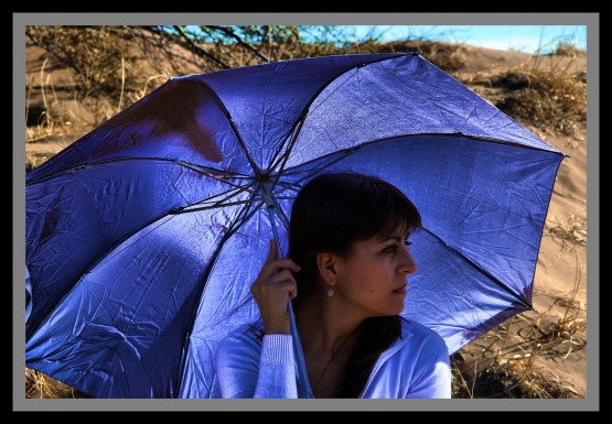 Foto 1/Ella y su paraguas