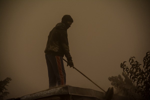 Foto 2/Limpiando las cenizas del Volcn Calbuco