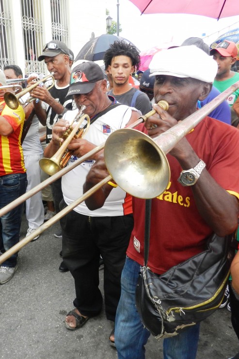 Foto 3/Cortejo “fúnebre” a ritmo de tambores y trompetas