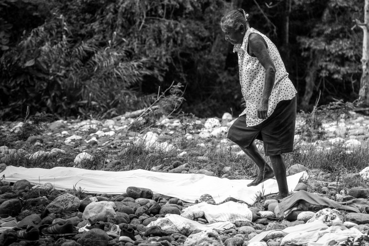 Foto 5/`Lavando ropa en el ro`