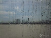 `Mirando llover tras los vidrios`