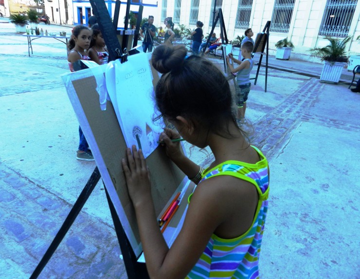 Foto 1/Cuba: Nios y adolescentes pintan el patrimonio