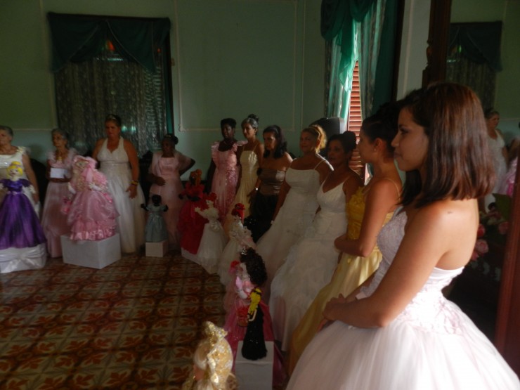 Foto 3/Mujeres adultas festejan en Cuba sus quince