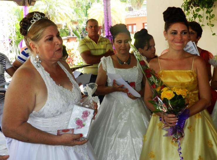 Foto 5/Mujeres adultas festejan en Cuba sus quince