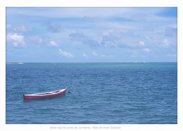 Foto 1/El bote rojo en Praia dos Carneiros