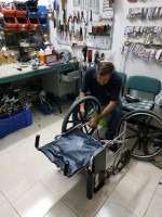 arreglando una silla de ruedas.