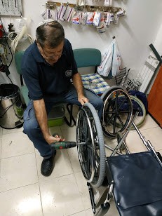 Foto 3/arreglando una silla de ruedas.