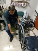 arreglando una silla de ruedas.