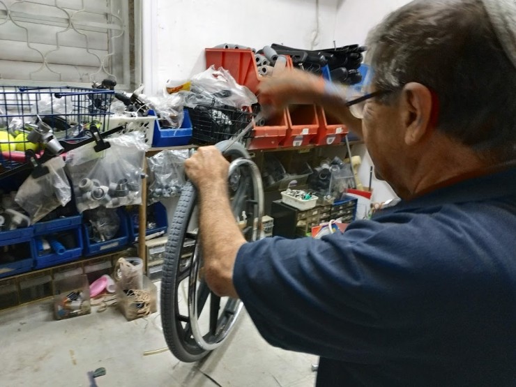 Foto 4/arreglando una silla de ruedas.