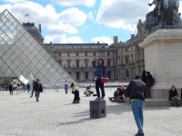 En la entrada del Louvre