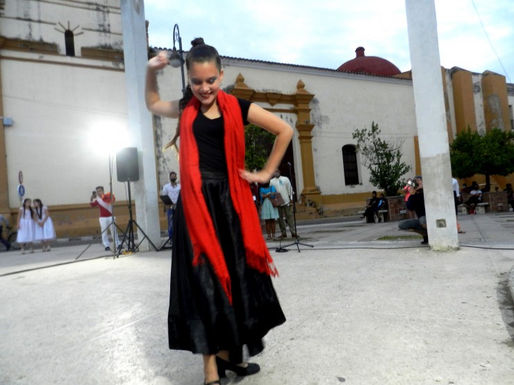 Foto 1/Aires de Baha: ngeles del canto y la danza