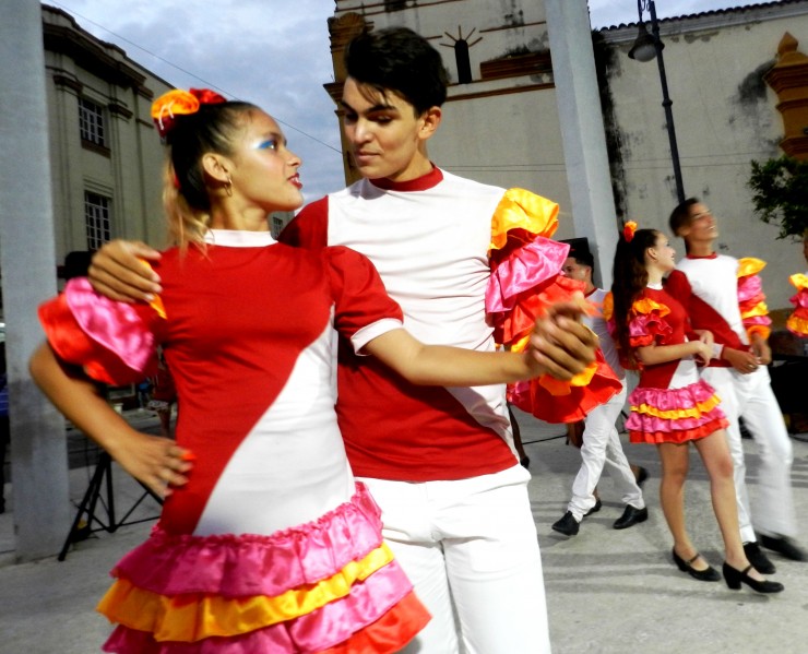 Foto 2/Aires de Baha: ngeles del canto y la danza