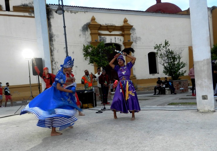 Foto 4/Aires de Baha: ngeles del canto y la danza