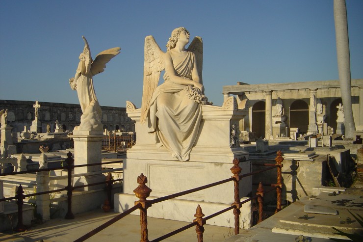Foto 1/Cementerio de Reina: tesoro del arte estatuario