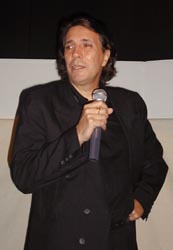 Julián López presentando su muestra