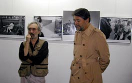 Becquer Casaballe, Director de la Galería, presentando la muestra
