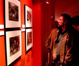 Eduardo Longoni, editor fotográfico de Clarín, observando la obra de Chambí.
