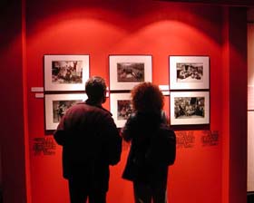 Público admirando las obras. Photo Eduardo Longoni