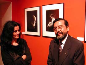 Leila Makarius, factótum de la presencia de la muestra de Martín Chambí junto al nieto del fotógrafo, Teo Chambí en el Museo Fernández Blanco