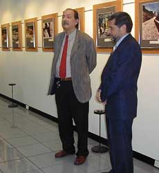 Edgardo Filloy, director de la Galería Agfa, presentando a Ricardo López