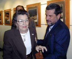 Ricardo López saludando a Haidee Salzamendi, viuda de don Osvaldo, a quien López dedicó la muestra