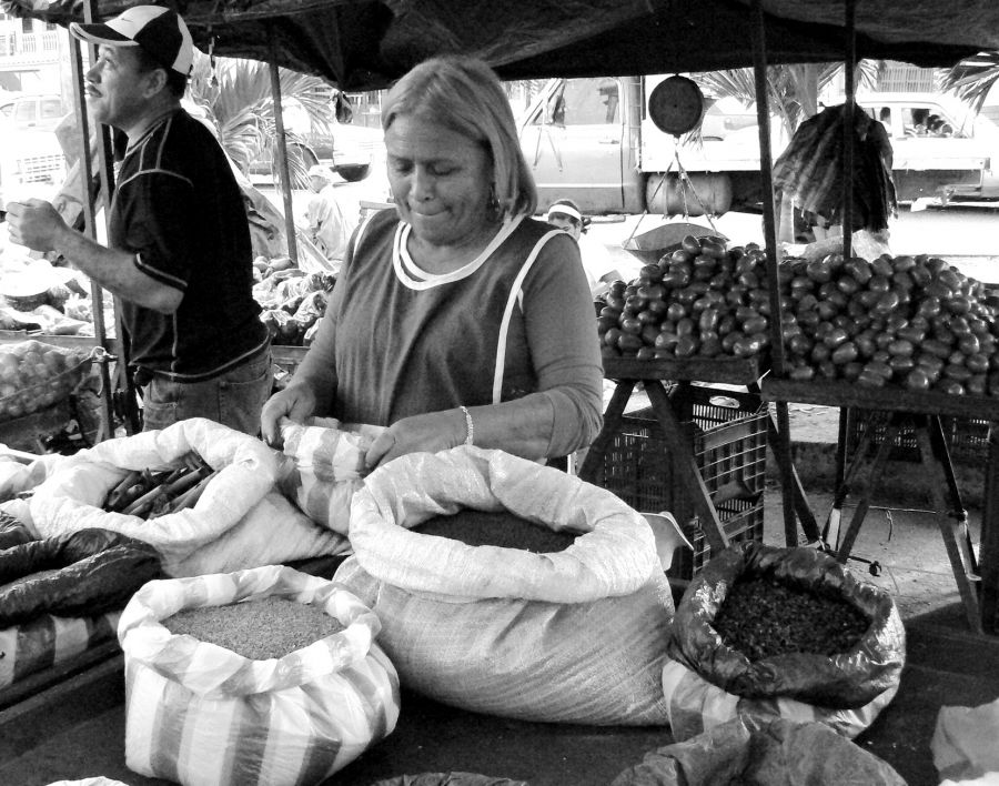 FotoRevista / Convocatoria / La vendedora de granos de Miguel Fernandez Medina ( Elfs )