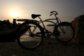 Amanecer con bicicleta en la bahia de La Habana.