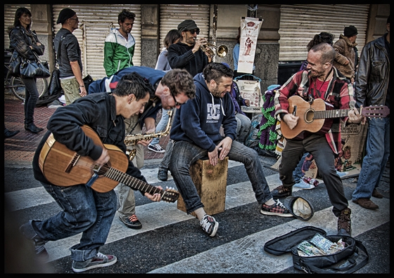 "Banda tocando en San Telmo" de Jose Carlos Kalinski