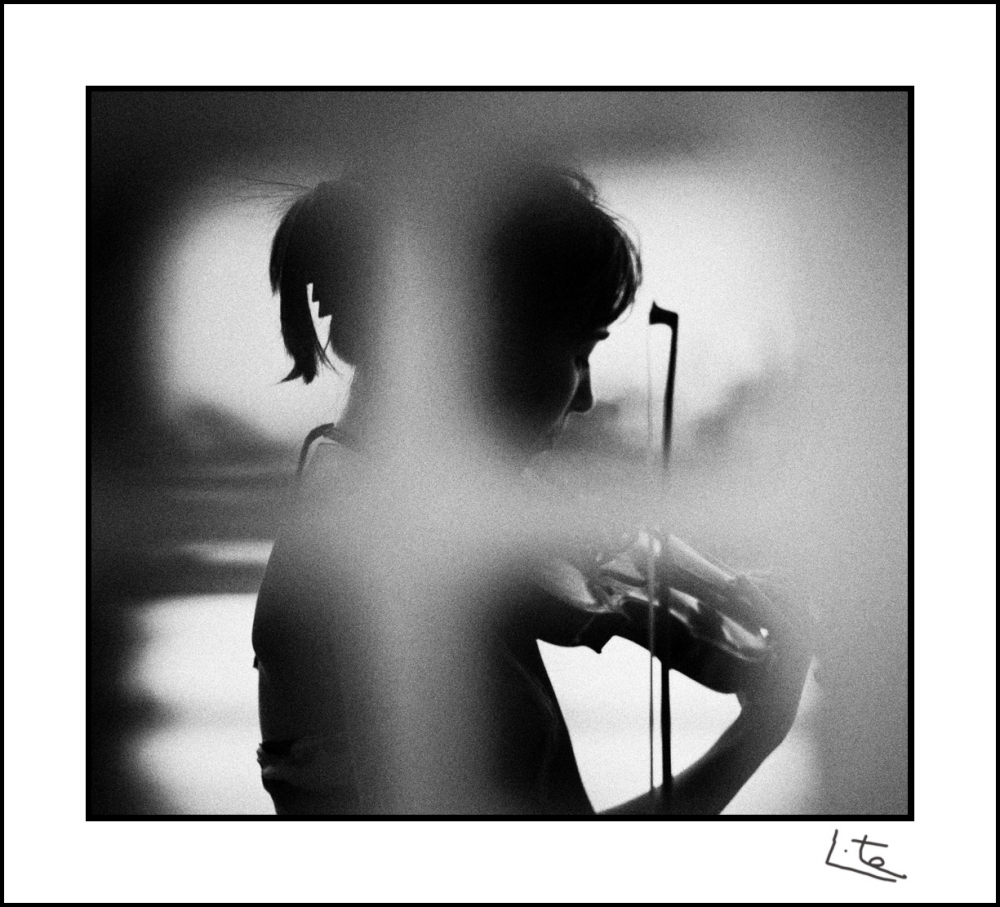 FotoRevista / Convocatoria / Un slo de violn... de Angel Triana