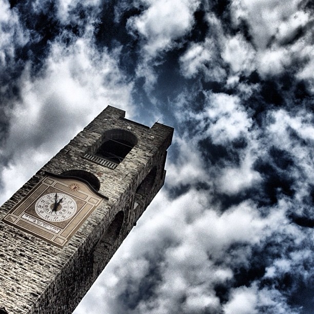 FotoRevista / Convocatoria / Nubes que cuartean un cielo de estio italiano. de Xabier Liz