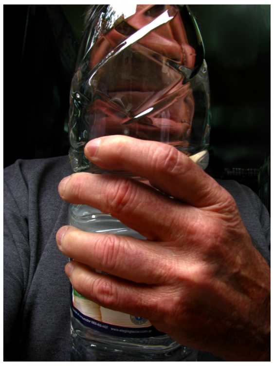 "detrs de una botella de agua mineral" de Jorge Mariscotti (piti)