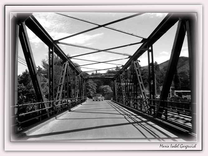 "Cruzando el puente" de Mara Isabel Gargevcich