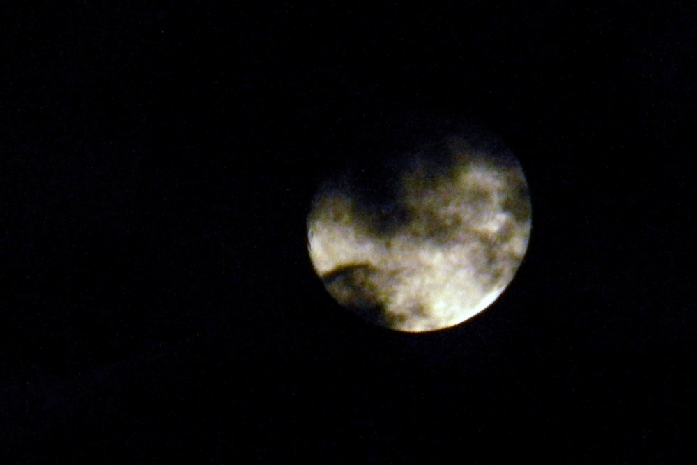 FotoRevista / Convocatoria / Luna con nuves de Maria Selva Ibaez